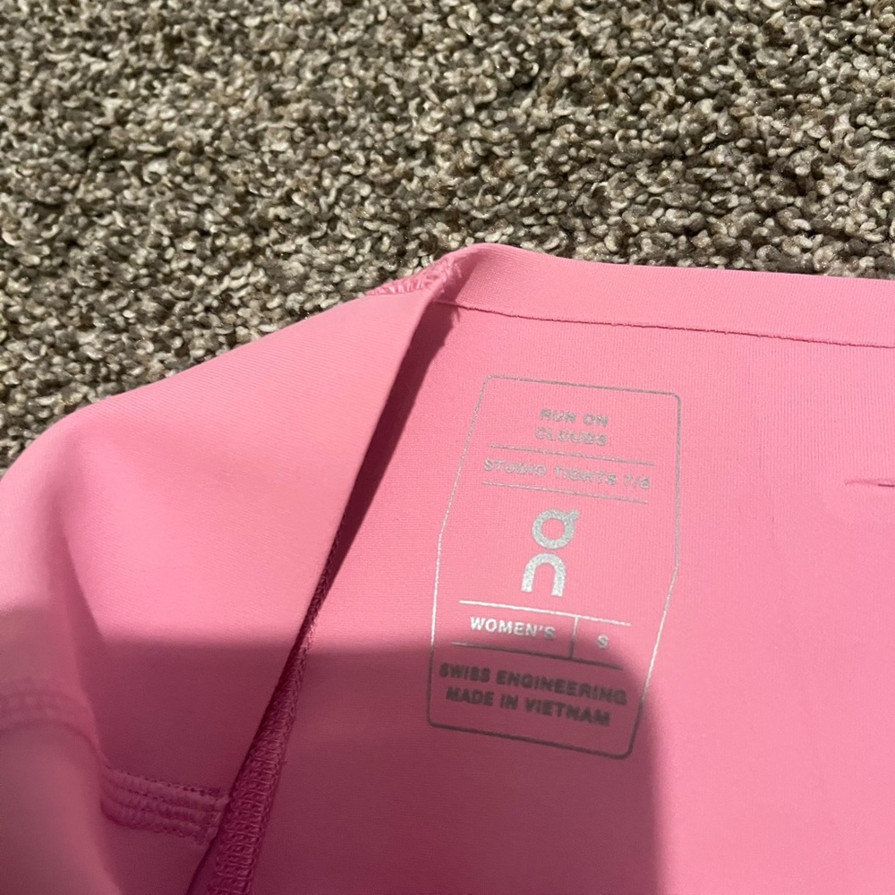 NWT🩷ON RUNNING🤍LONG SLEEVE WORKOUT TOP & LEGGINGS - Picture 9 of 16